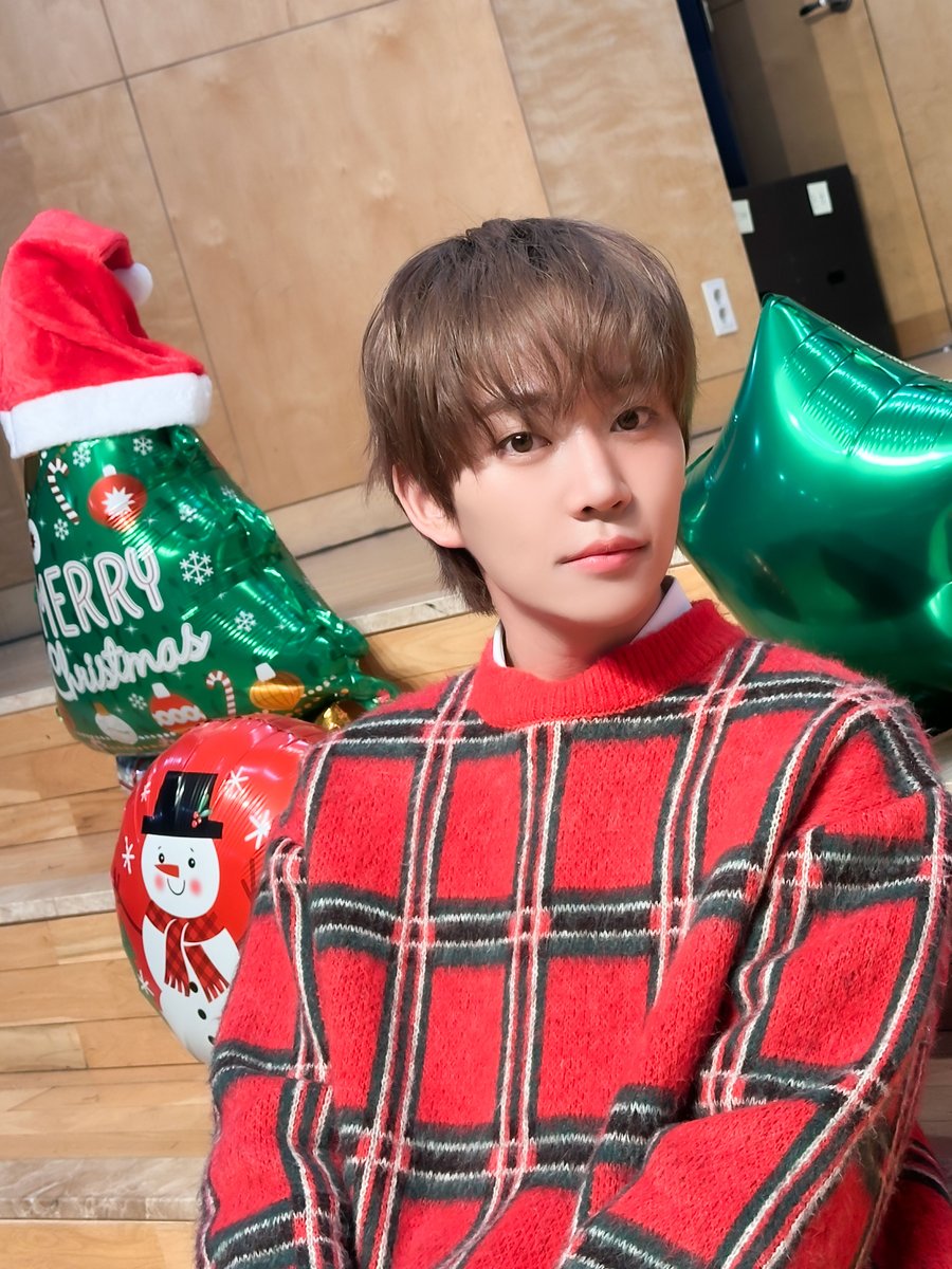 NOMAD_is_here's tweet photo. [#상하]  
상하이팅~! 😉🎄

#NOMAD #노매드
#SANGHA #상하 https://t.co/TGR6FrsfRZ