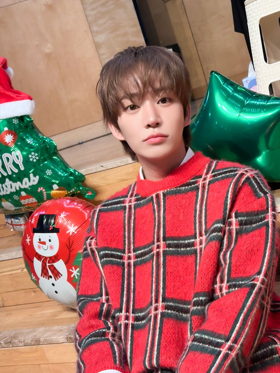 NOMAD_is_here's tweet photo. [#상하]  
상하이팅~! 😉🎄

#NOMAD #노매드
#SANGHA #상하 https://t.co/TGR6FrsfRZ