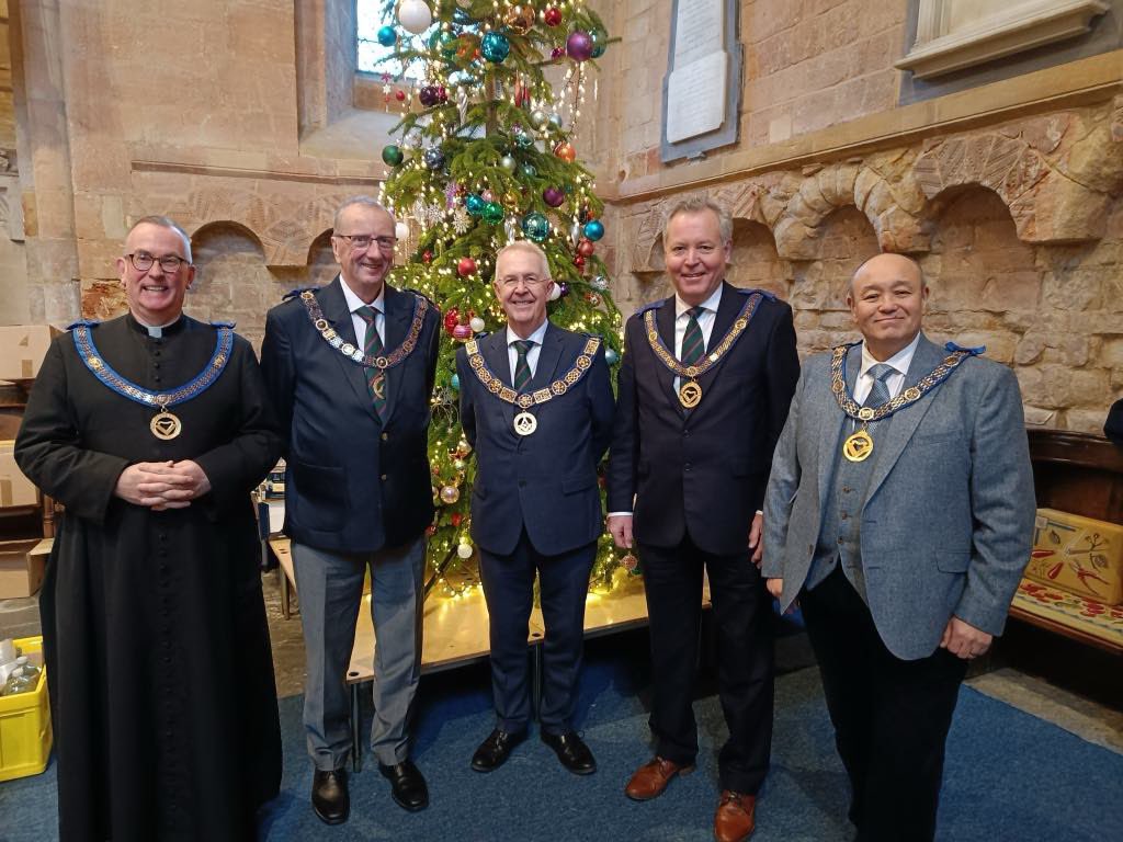WorcsMasons's tweet photo. Seasons greetings to all the brethren and companions of Worcestershire and their families. May you all enjoy the blessings of a joyful and peaceful Christmas and a happy and healthy New Year. #worcsmasons https://t.co/LesWp7C2PK