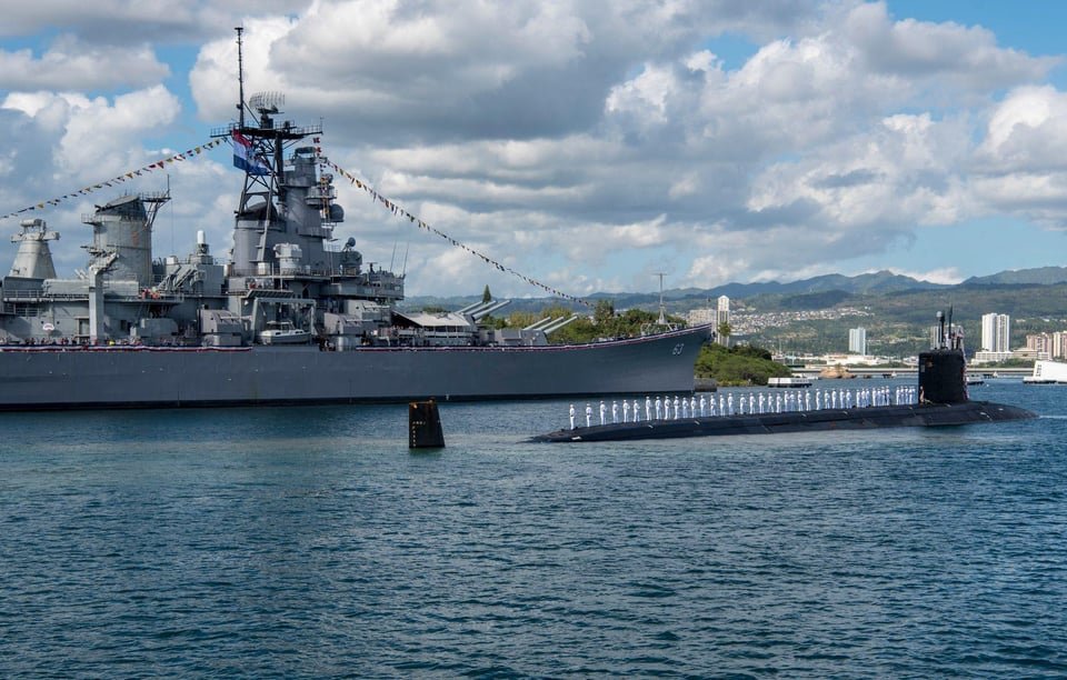 r116440's tweet photo. 🇺🇸 @USNavy Virginia-class fast-attack #submarine USS Missouri (SSN-780) renders honors to the Museum Battleship 'Missouri' (BB-63) for the 1st time, following a homeport change from Groton, Conn, to Pearl Harbor, Hawaii, 26 Jan 2018. #warship #SSN780 #ussmissouri #BB63 #navy https://t.co/DEiuEDQhJH