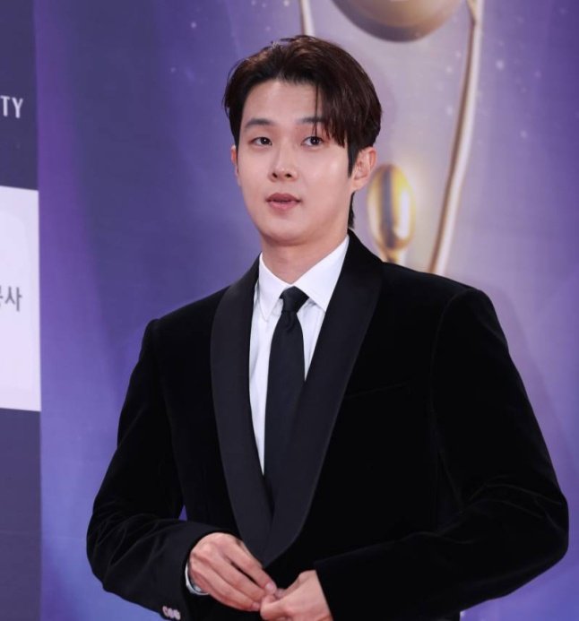kdrama_menfess's tweet photo. •kdm• BANGUN GUYSS CHOI WOOSHIK &amp; JUNG SOMIN BAKAL MAIN ROMCOM SBS SPACE MARRY 😭😭

Drama ini tentang pasangan pengantin baru yang menyamar untuk bulan madu palsu, CAN'T WAITTT

https://t.co/WJWhxz7ziL