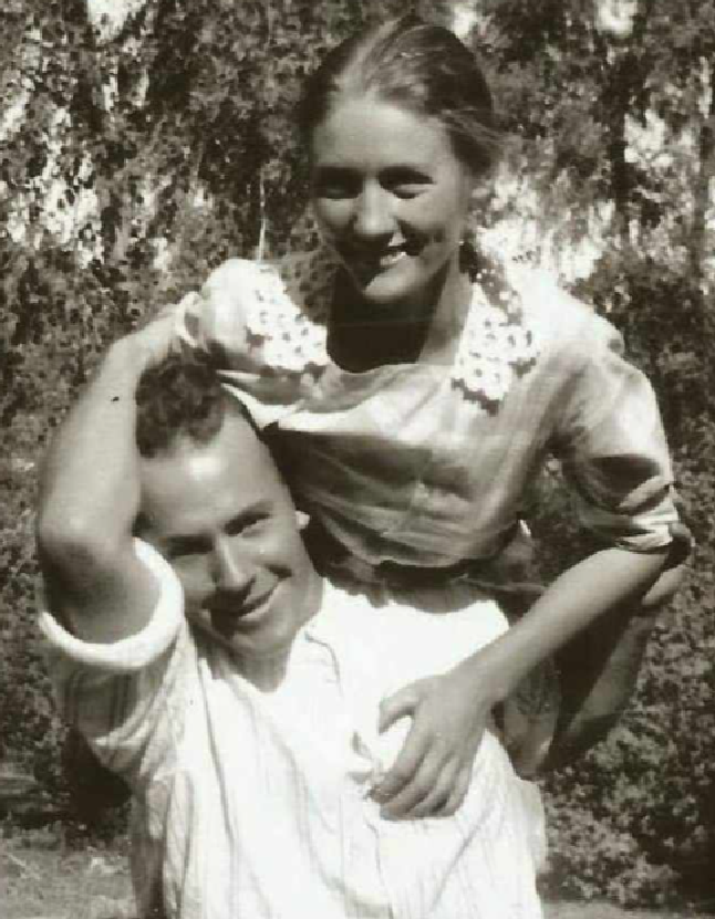 DoolittleNet's tweet photo. Mother, Martha Alice Willis, and father, William Clark Gardner, of Doolittle Raider Melvin Gardner, (crew11). The couple had 8 Children, 3 sons and 5 daughters. Melvin was KIA. #doolittleraider #williamclark #mother #father #doolittleraid https://t.co/vmwLNxM8JE