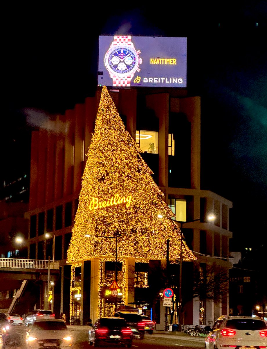 rich_whitepaper's tweet image. 크리스마스가 코 앞이네!
큰 크리스마스 트리 보고 가셔요ㅎ