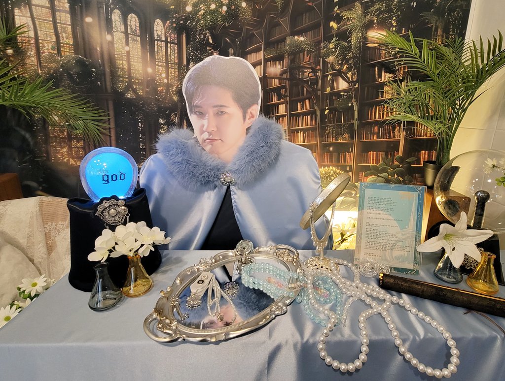 2. 소울버튼
독특한 컨셉이라 너무너무 가고싶어서 예약하고 방문한 카페🩵
예약석에 앉으니 뭔가 대접받는 기분이었다!
계단 올라갈 때 오빠들 등신대 보고 순간 놀랐지만 들튀하고 싶었음..ㅎㅎ
특별한 컨셉으로 즐기게 해주셔서 감사합니다🫶
#우리만의_멋진_판타지오디
#HBD_별처럼빛나는_1978