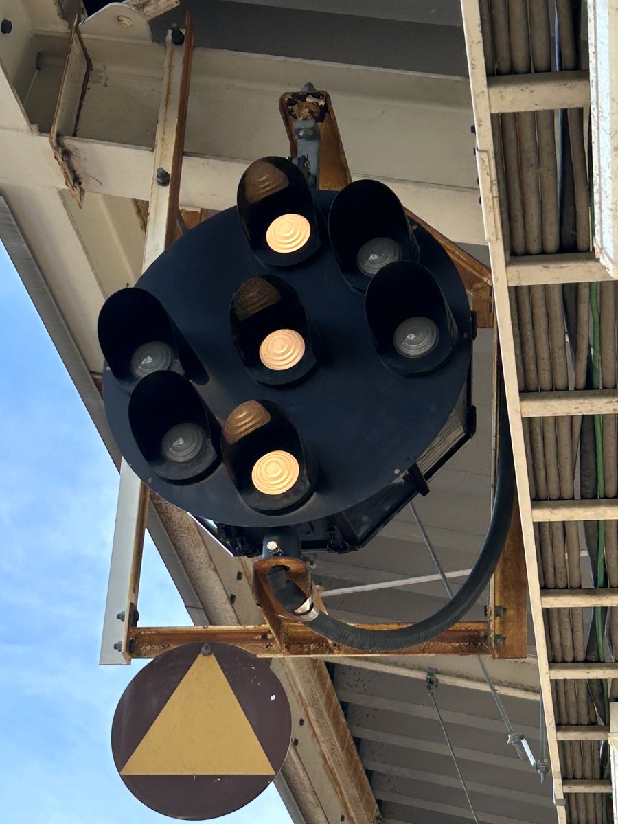 ＼特殊な信号機「中継信号機」👀／

鉄道にはちょっと特殊な信号機も。
その一つが、
丸い形の中継信号機です！

カーブや遮蔽物などで
見通しの悪い場所に設置されていて
前方にある信号の状態を示します⚠️

中継信号機は
灯火の「色」ではなく、
「角度」によって
その状態がわかります。