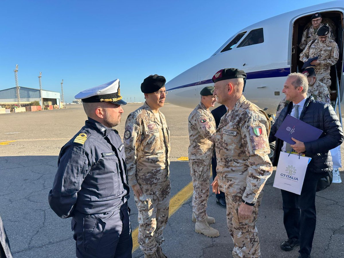 SM_Difesa's tweet photo. Arrivo del #CapoSMD Generale Luciano #Portolano a Tripoli, assieme all'Amb. Gianluca Alberini @ItalyinLibya, accolti dal Gen. B. Luigi Tufano, comandante della Missione bilaterale di assistenza e supporto in Libia (MIASIT).
#ForzeArmate🇮🇹
#UnaForzaperilPaese https://t.co/fysGUJIslw
