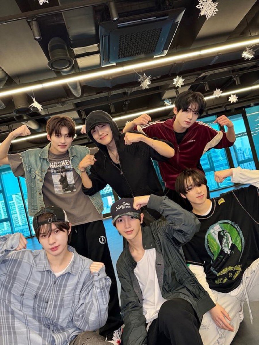 snwmnxtdr's tweet photo. 왤캐구라같지 다 누끼따서붙인거같음 https://t.co/nhpJOoaUis