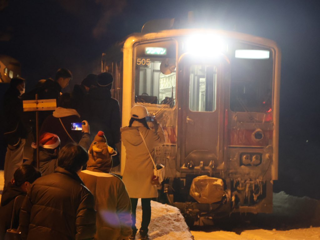 板張りホームの無人駅「北秩父別駅」の待合室から溢れるほど多くの人が集まる、1年のうち数時間のみの貴重なひと時に立ち会った…