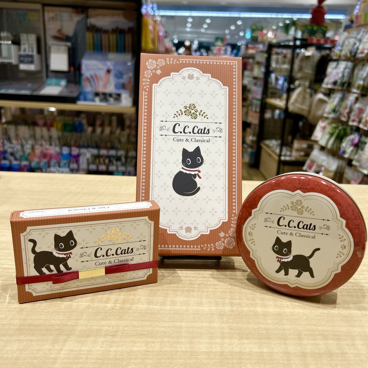 libretto_zm's tweet photo. ねこ好きには、たまらないチョコギフトセット入荷いたしました🐱❤️

ねこの愛らしい表情や可愛い肉球などのチョコを詰め合わせている商品となります🙌

プレゼントとしてはもちろん、自分用にもいかがでしょうか？

店頭でぜひご覧ください！お待ちしております😊

#座間イオン
#チョコギフト
#お菓子 https://t.co/KI4kb1BY99