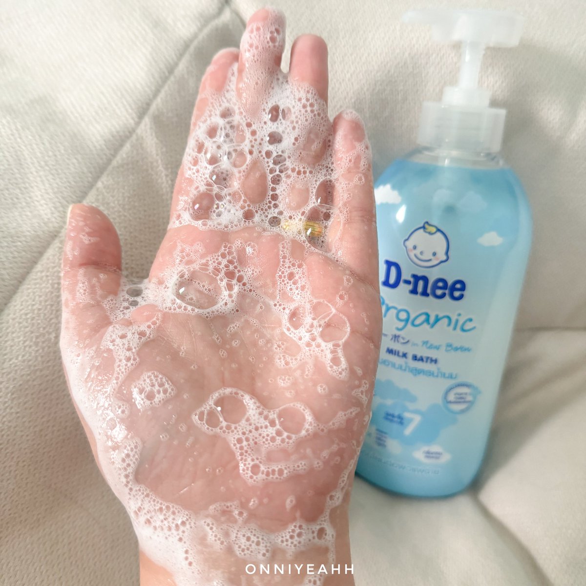 เคล็ดลับดูแลผิวหน้าหนาวที่ขาดไม่ได้เลย คือ ครีมอาบน้ำสูตรน้ำนม ของ D-nee 🛁 กลิ่นหอมมากก มี 2 สูตร
🩷 Sakura สูตรชุ่มชื้นเป็นพิเศษ 100% Organic Argan Oil ช่วยให้ผิวเนียนนุ่ม กลิ่นหอมหวาน หอมติดผิวทั้งวัน
🩵 Happy Baby  สูตรอ่อนโยนเป็นพิเศษ 100% Organic Avocado Oil กลิ่นหอมเหมือนแป้งเด็ก ผ่อนคลาย กลิ่นติดทนมาก 
เด็กใช้ได้ ผู้ใหญ่ก็ใช้ดี ล้างออกง่าย ผิวไม่แห้งตึง ผิวหอมสุดๆ🧼🧴