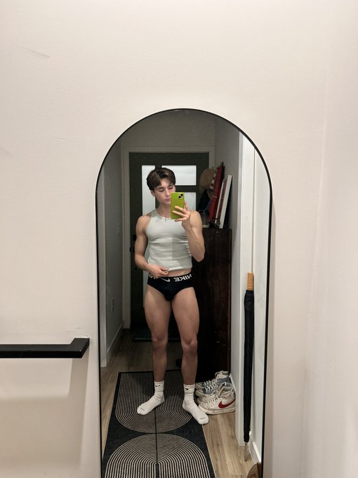 Been baking at the bakery, I&rsquo;m almost fully cooked. 🍰 https://t.co/xbV8orUh3z