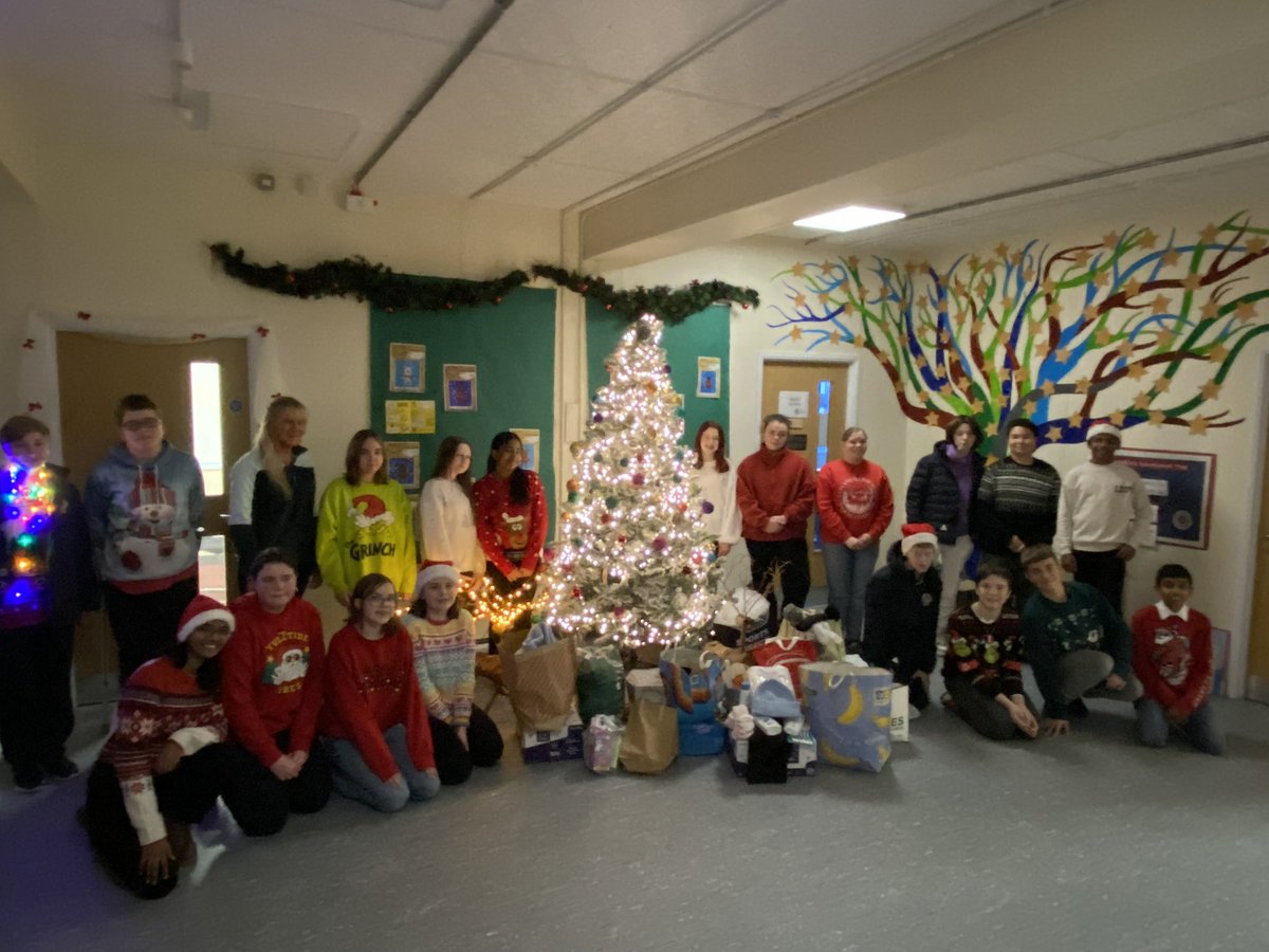 lecheileb's tweet image. We raised over €400 for Cork Simon Community through our Christmas Jumper Day and donated to ‘Don’t Give Up’ to support the homeless this Christmas. Thanks to our students and staff for their generosity! #CorkSimonJumperDay #HelpingTheHomeless #DontGiveUp #SchoolFundraiser 🎄