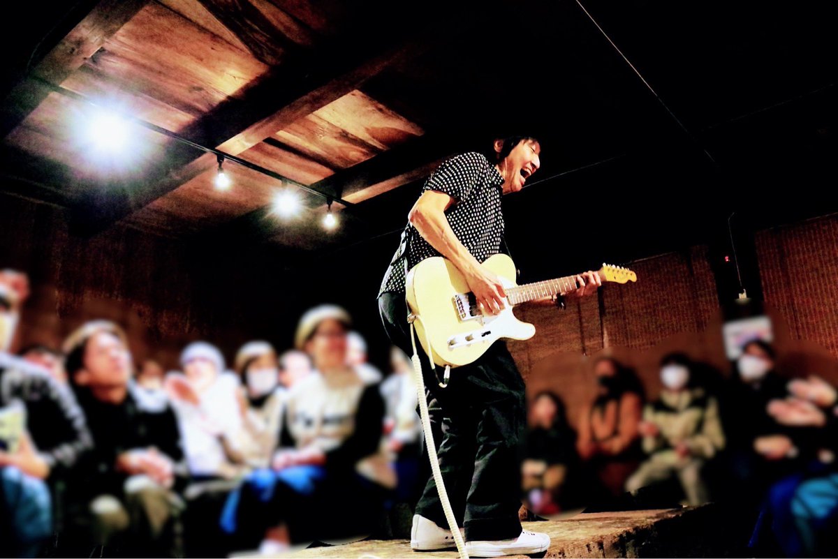 ulfulkeisuke's tweet photo. 福岡3Daysラストは宗像赤間宿橋口屋でロックンロールワークショップ2024&amp;ライブ。
タニー君とのワークショップも3回目、今回は鍵盤ハーモニカの小山哲平君も一緒に賑やかに。
ライブには2人がゲストで参加してくれて寒い中のライブだったが最後にはホットに盛り上がった。 https://t.co/ke8o7YbInf