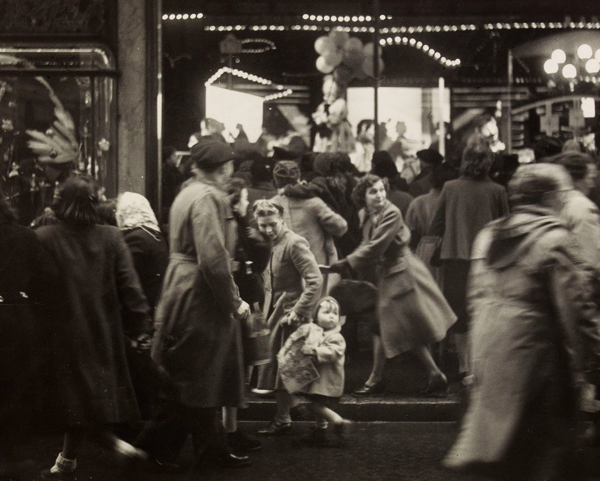 Le musée vous souhaite un joyeux #Noël ! 🎄 

📸 Cette photographie de Willy Ronis capture l’agitation de la rue Mogador, devant les Galeries Lafayette, la semaine de Noël. La foule de passants se bouscule devant les vitrines des grands magasins.