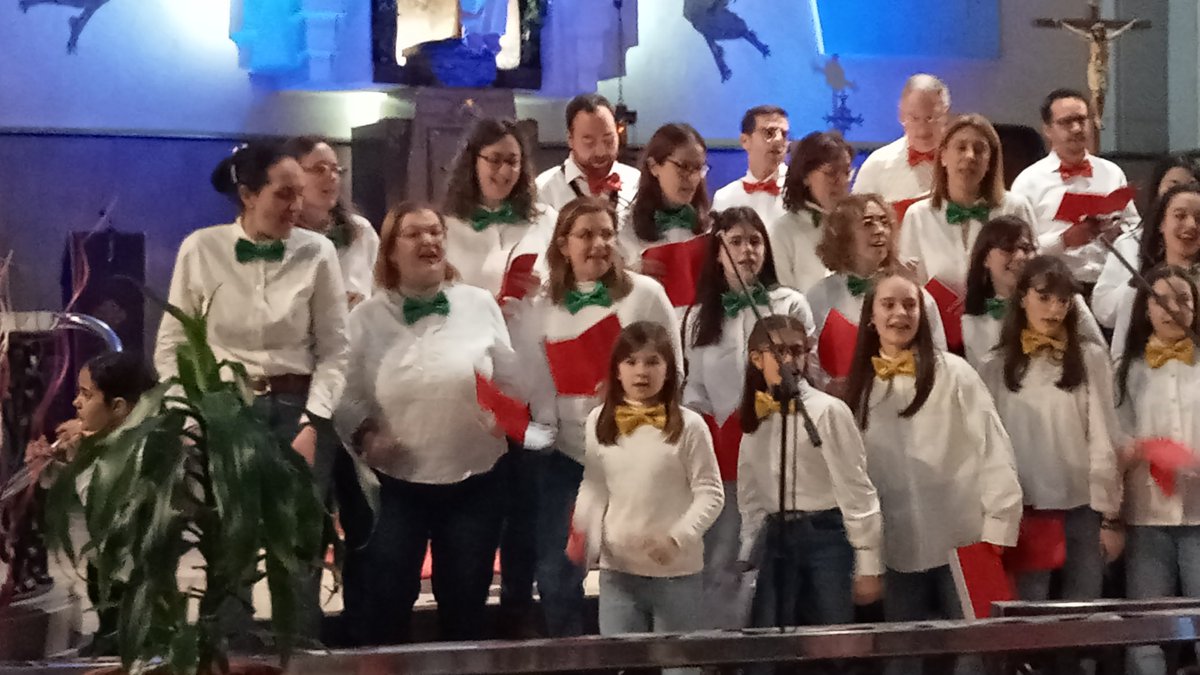 Ayer tarde disfrutamos de un momento muy bonito a cargo del coro familiar de Salesianos Santander. El coro interpretó un repertorio de villancicos populares para cuántos quisieron acercarse a la iglesia del colegio. Así comenzamos la celebración de la navidad 2024.