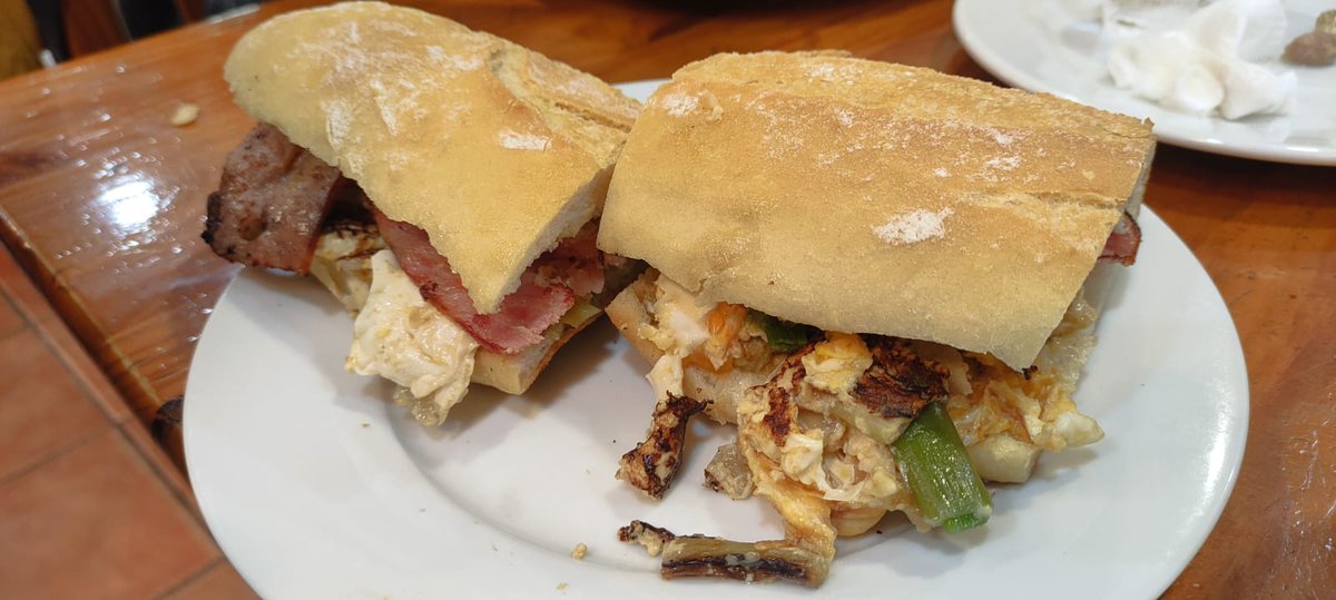 ¡Buenos días! Qué mejor manera de celebrar la Navidad que con una nueva propuesta para #esmorçar 🆕.

Nos vamos al barrio de #Extramurs , concretamente a la Cafetería Doré (Calle Calixto III, 3).

Esperamos que os guste 😋