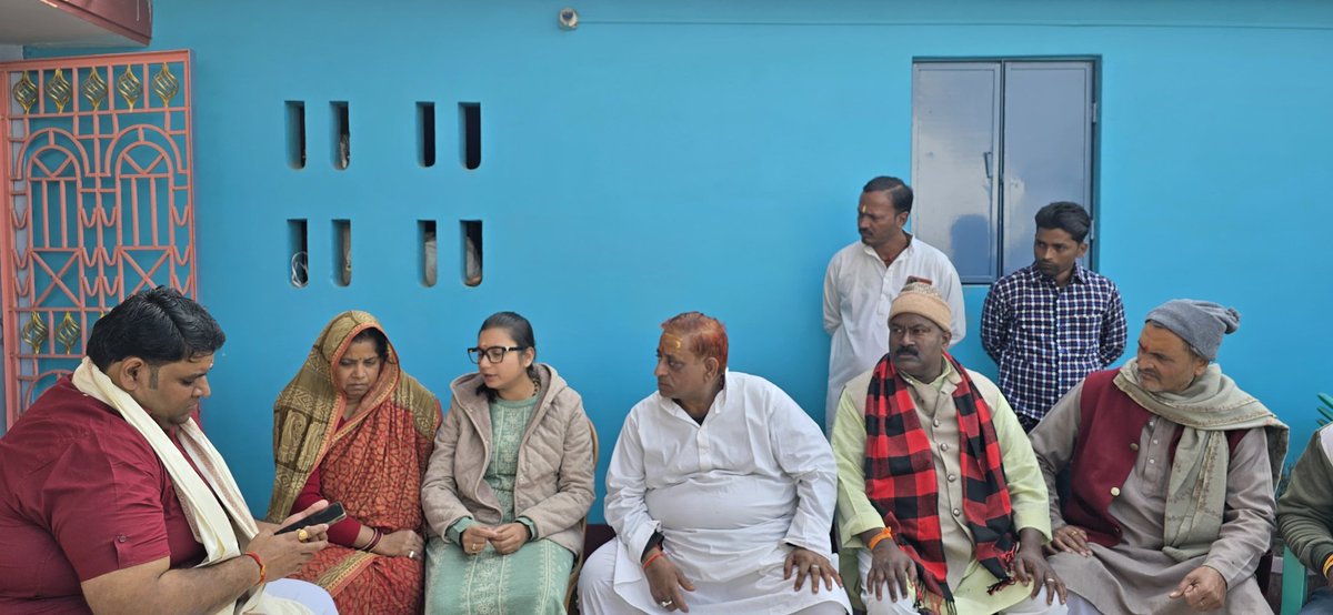 Sham4Samastipur's tweet photo. स्व. अतुल सुभाष जी हमारे #समस्तीपुर के पूसा के रहने वाले थे। 

आज उनके आवास पर जाकर उन्हें श्रद्धासुमन अर्पित की तथा शोक-संतप्त परिजनों से मुलाकात कर ढाढ़स बंधाया। 

ईश्वर से प्रार्थना है कि दिवंगत आत्मा को अपने श्रीचरणों में स्थान दें।

#AtulSubhash https://t.co/SvWjl7OFnZ