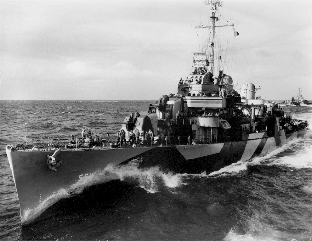 r116440's tweet photo. 🇺🇸 @USNavy Fletcher-class #destroyer USS Prichett (DD-561) coming alongside USS Essex (CV-9) 1944. Transferred to Italy in 1970 as 'Geniere' (D 555), scrapped in 1975 #warship #navy #naval #DD561 #ussprichett https://t.co/Fe4hexA2Gn
