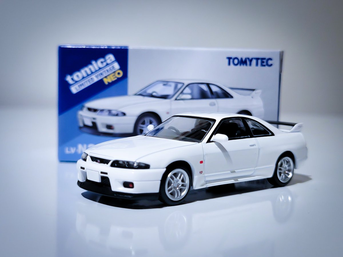 SS_thirty_three's tweet photo. 人生初の
TOMYTEC トミカリミテッドヴィンテージNEO！
｢スカイラインGT-R V-SPEC N1｣

なんだかんだ言われる33だけど、この型が1番好きでねぇ。
親父が乗ってたからっていう、思い出補正もあるんですけどね

てか最近のトミカのクオリティすげぇな https://t.co/BW3jg6jskm