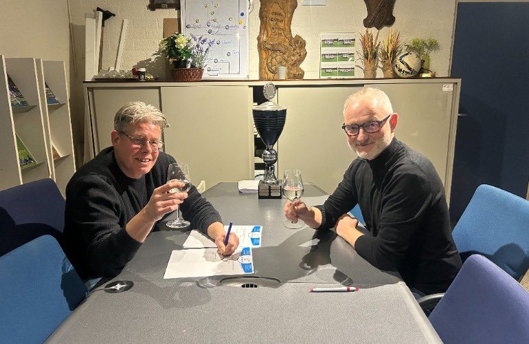 Het mondelinge akkoord werd al eerder bereikt, maar nu is de overeenkomst ook officieel ondertekend: Mayk van Driel is volgend seizoen de nieuwe trainer van de Boskant selectie. Mayk volgt daarmee Peter op, die 4 jaar lang de scepter gezwaaid heeft.