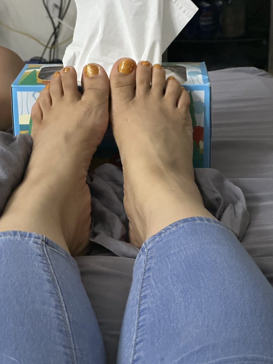 Cutepaint431's tweet photo. My feet need some love 💛 https://t.co/RtDVgzzqv2