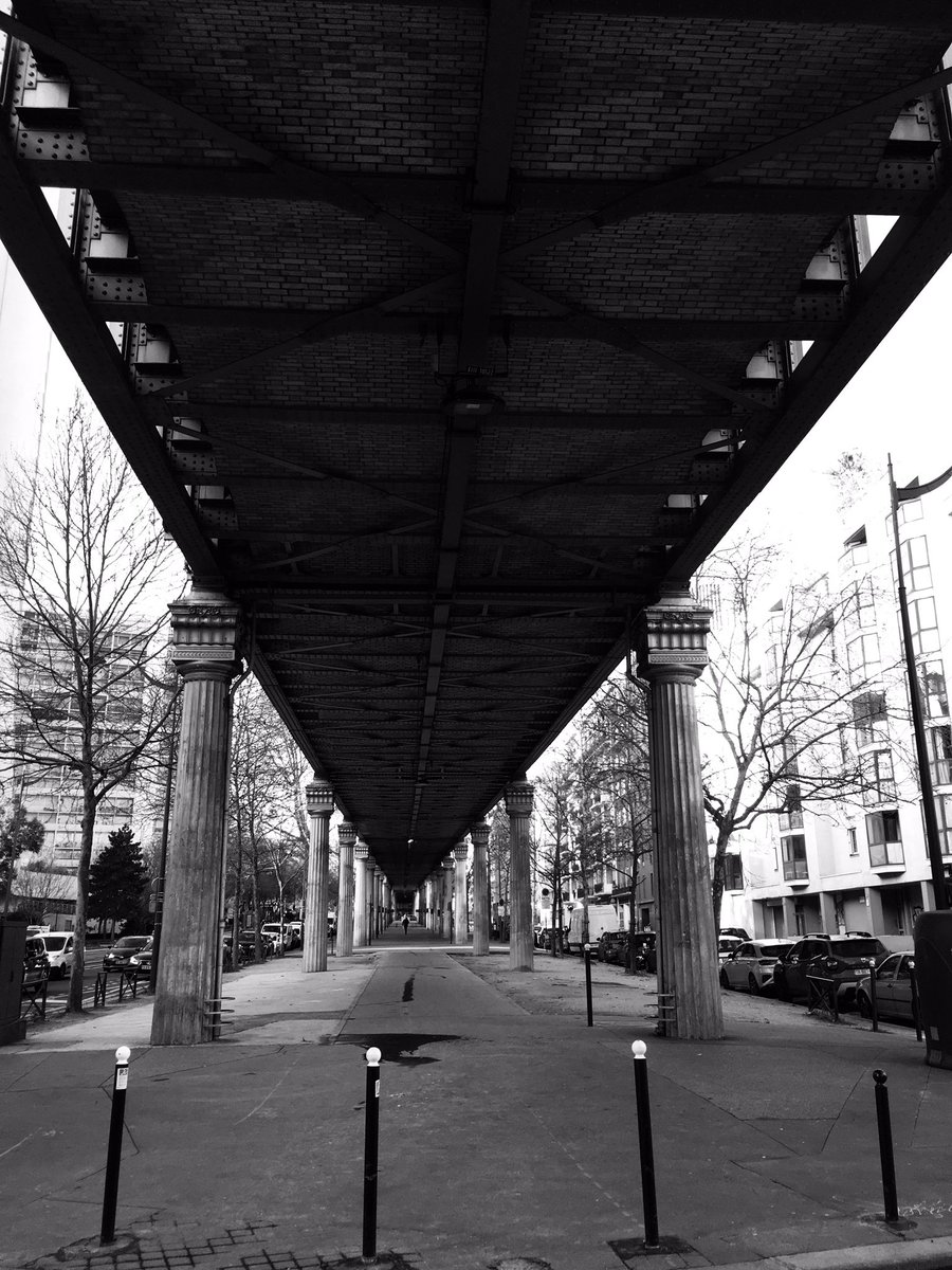 srongier's tweet photo. Matin (sous le ciel de Paris) https://t.co/Pdyu8EIN8J