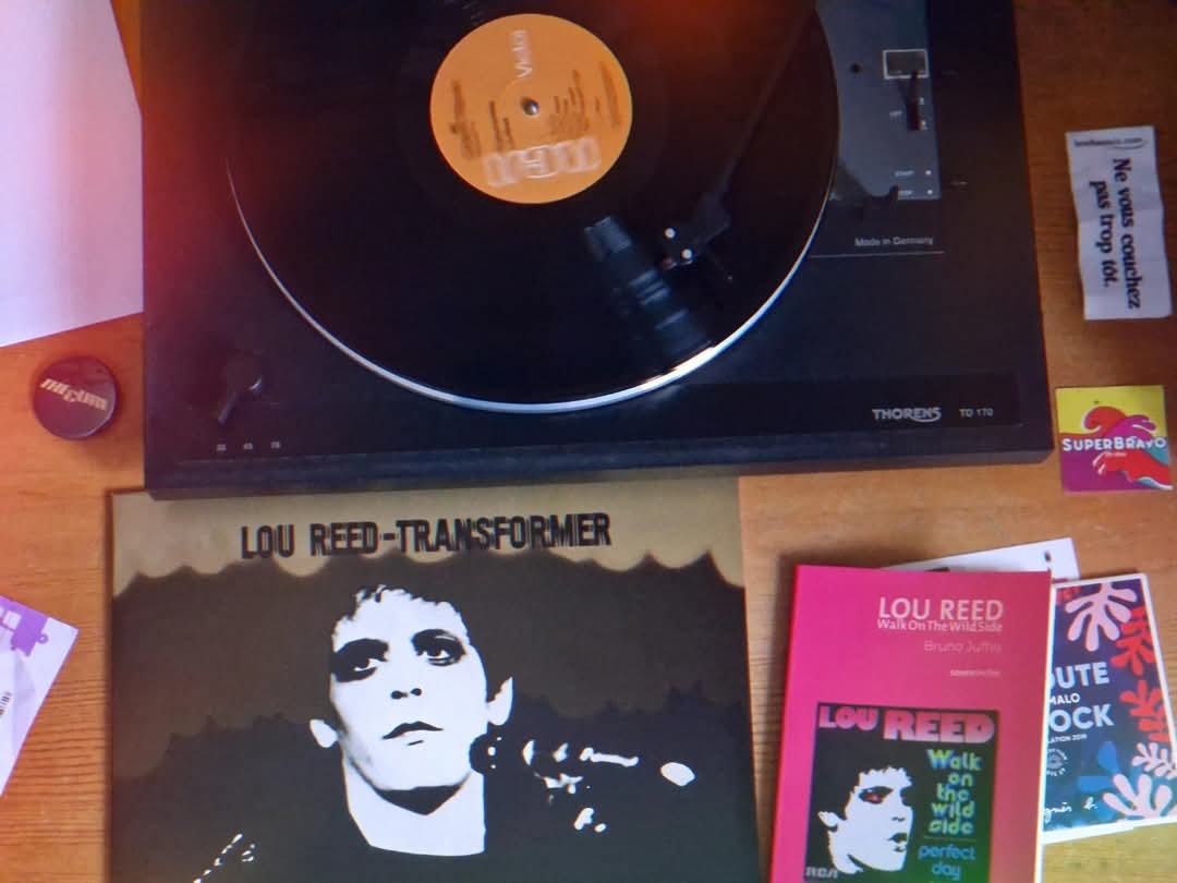 #loureed #walkonthewildside Excellent livre de Bruno Juffin sur le single "Walk on the wild side"/"Perfect day" de Lou Reed. On apprend plein de choses sur le côté sauvage de Mr Reed. Disponible aux éditions Le Boulon, seveninches. #brunojuffin #Leboulon #thevelvetunderground