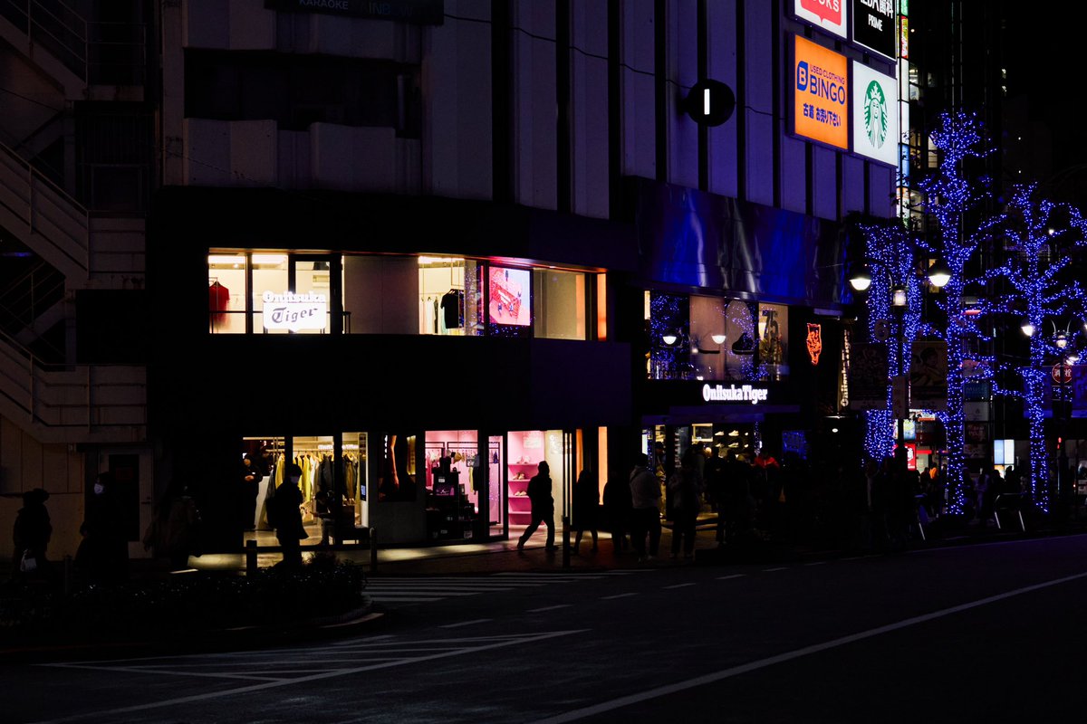 shiroshi_photo's tweet photo. 渋谷ナイトスナップ
#EOSR50 
#RF28mm https://t.co/r4CjbTwnhp