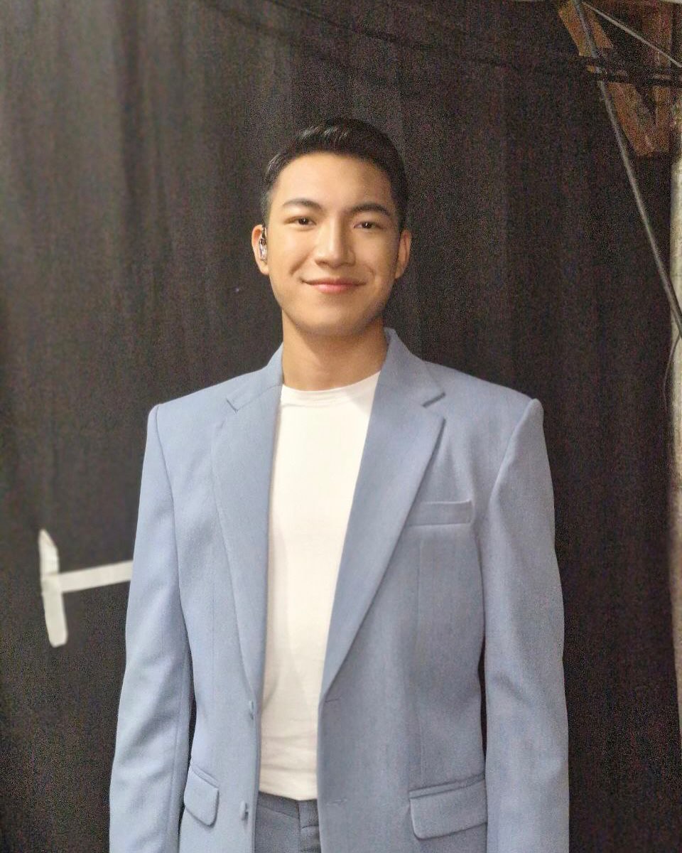 D_marianne23's tweet photo. He is truly blessed with stunning looks and amazing talent!! That's our Asia's Pop Heartthrob!! We're so proud of youu always Darren!! 🙌🥰✨
#DARREN @Espanto2001
#PureEnergyOneMoreTime
#TatakStarMagic @starmagicphils https://t.co/Tu35rs21LZ