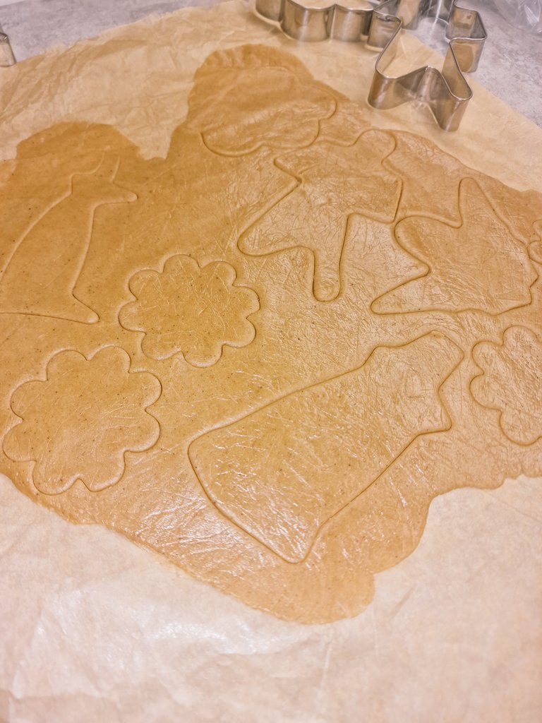 live_tanja's tweet photo. @foibekartano 

Pipareista tuoksuvat suosikki talviloma❄️🎄🍪 , ilosi😁, lapsuusmuistot❣️ ja vuosi loppuun odotus🎅🤶🎄.
#kotitalo2 #ilo #makeus #hyvänrlämän https://t.co/ypvUIcNQVS
