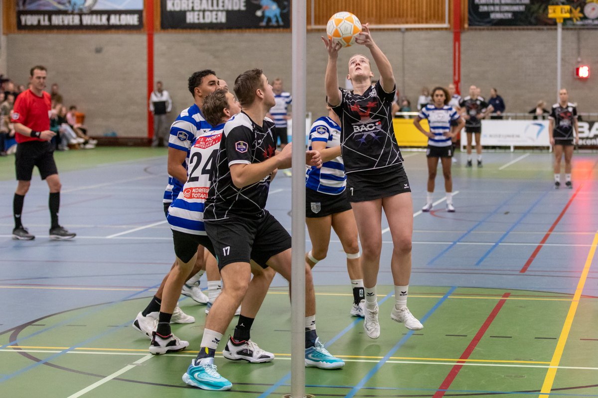 Zure nederlaag KCC/CK Kozijnen na tumultueuze slotfase tegen Blauw-Wit (17-18) kcconline.nl/korfbal/korfba…