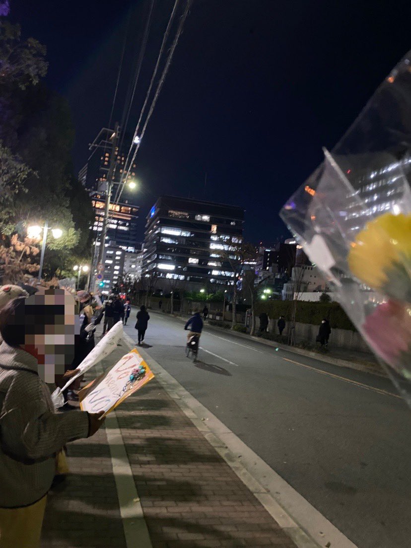 bokurawausugi's tweet image. フラワーデモ参加した
たくさんの人が集まった
家族や自分が性被害に遭った方々、
北川元検事正の被害者女性検事の方も登壇された
女性検事の怒りと悲しみとそして覚悟に連帯しました

最後は大阪裁判所を囲んでのスタンディング
（撮影禁止なので一部）

#NoMeansNo
#飯島健太郎裁判長に抗議します