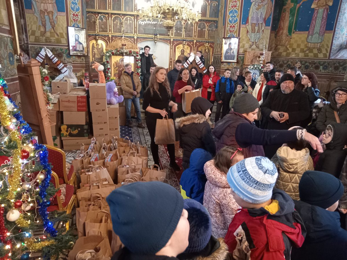 ZimShipping's tweet image. 🎅 Santa in Constanţa!

This holiday season, ZIM Romania &amp;amp; Kreiss transformed our #ZFactor container into Santa’s sleigh, aiming to spread light to the children of Baneasa, Constanța County at Sfanta Cuvioasa Parascheva Church 🎁

Moving #cargo? At ZIM, we’re here to move hearts.
