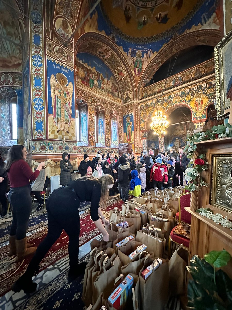 ZimShipping's tweet image. 🎅 Santa in Constanţa!

This holiday season, ZIM Romania &amp;amp; Kreiss transformed our #ZFactor container into Santa’s sleigh, aiming to spread light to the children of Baneasa, Constanța County at Sfanta Cuvioasa Parascheva Church 🎁

Moving #cargo? At ZIM, we’re here to move hearts.