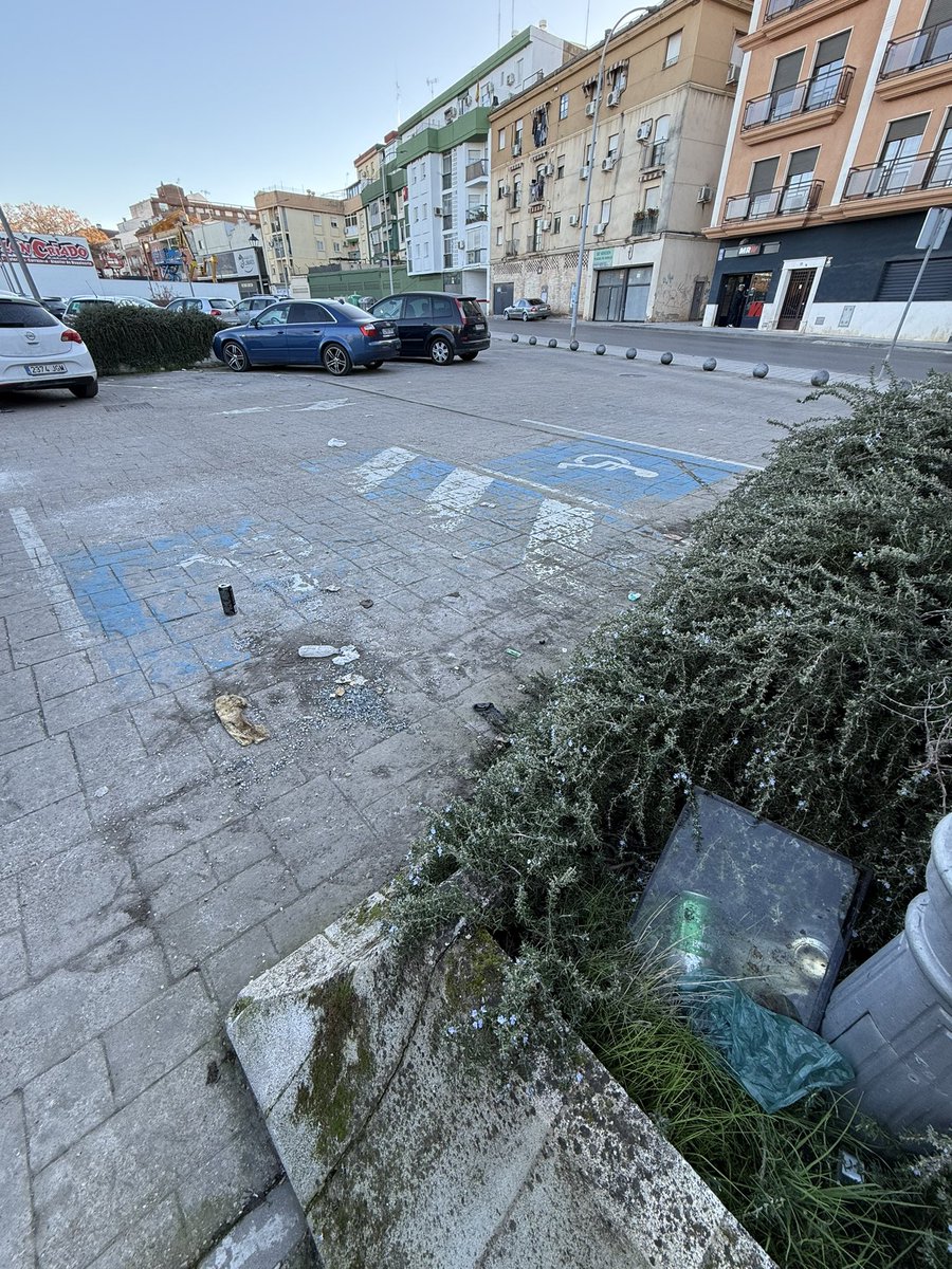 vgbadia's tweet photo. Hola @auxidelolmo soy un vecino de la calle Áurea Galindo y este es lamentable estado en el que se encuentra el aparcamiento de cantarranas. https://t.co/lLnhVOACSX