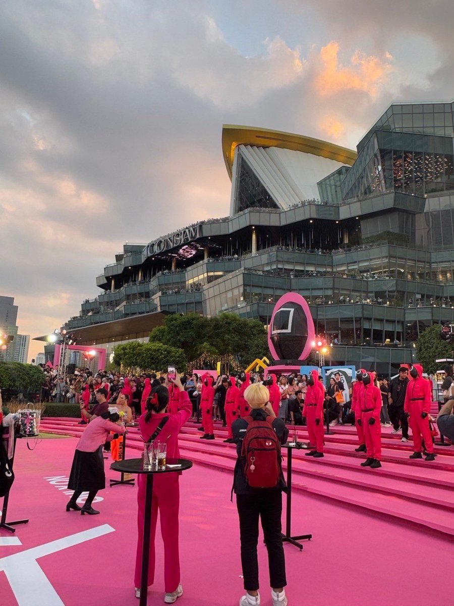 พิ้งการ์ดคือ 100/10 คีพคาแรคเตอร์มากพูดอะไรด้วยไม่พูดเหมือนซีรีส์จัด ใครอยู่ไอคอนสยามแวะไปเจอหน่อยลองไปเล่นมุกดูเผื่อเขาหลุดขำ 55555 กับที่จึ้งมากคือโกโกวากลางแม่น้ำ 10000/10 ทำดีมาก Netfix ไทยเก่ง!!!