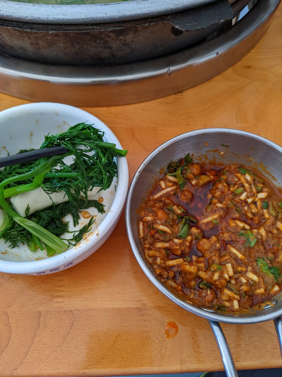 BlueHeartsUWS's tweet photo. #Mengla #Xishuangbanna
1st time grilling BBQ & cooking fennel leaves in hotpot like this.
#メンラ #シーサンパンナ
初めて上で焼肉して下でウイキョウの葉を鍋にした。
#中国食べ歩き https://t.co/KfgGftx7NR