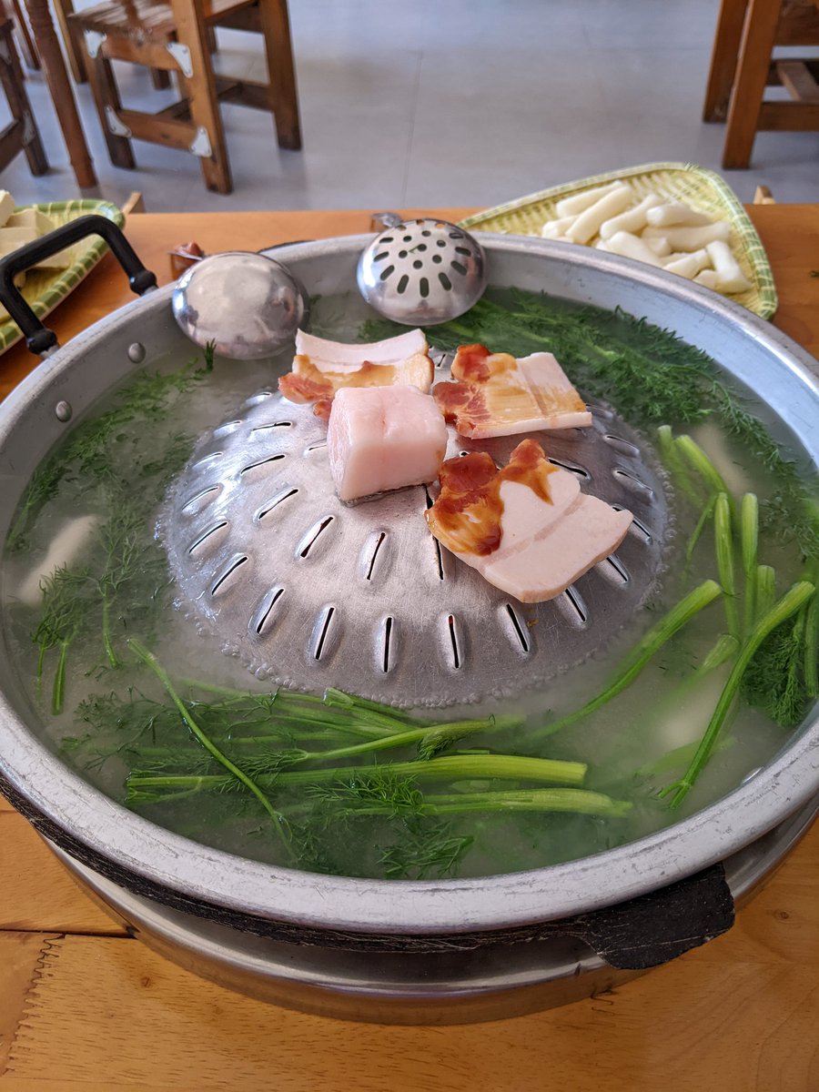 BlueHeartsUWS's tweet photo. #Mengla #Xishuangbanna
1st time grilling BBQ & cooking fennel leaves in hotpot like this.
#メンラ #シーサンパンナ
初めて上で焼肉して下でウイキョウの葉を鍋にした。
#中国食べ歩き https://t.co/KfgGftx7NR