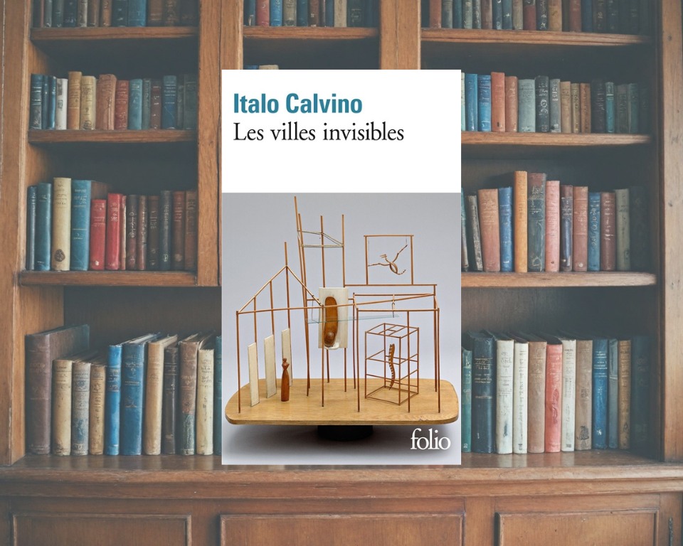 BiblioVillon's tweet photo. Cabinet de curiosité de la bibliothèque François Villon : JOUR 13. Les villes invisibles, roman d'Italo Calvino @Gallimard https://t.co/lmJmr7PJPr #CabinetDeCuriosité https://t.co/RfYqRuEH4e
