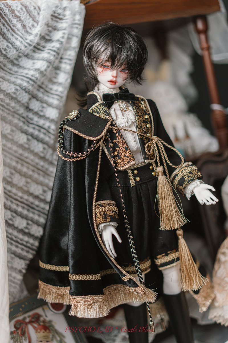 PSYCHOLAB_JP's tweet photo. SERIES OF 🎖️Gentle Blood⚜️

Sサイズは47cmのドールちゃんに着用してみました。コートの長さと袖の長さは短くなって意外にかっこいい✨✨✨

ご参考できたら幸いです。

Oversea： https://t.co/xMbpRGJOkI 

日本国内ショップ:   https://t.co/gJwi7RXaXJ https://t.co/H4SDqsz8ut