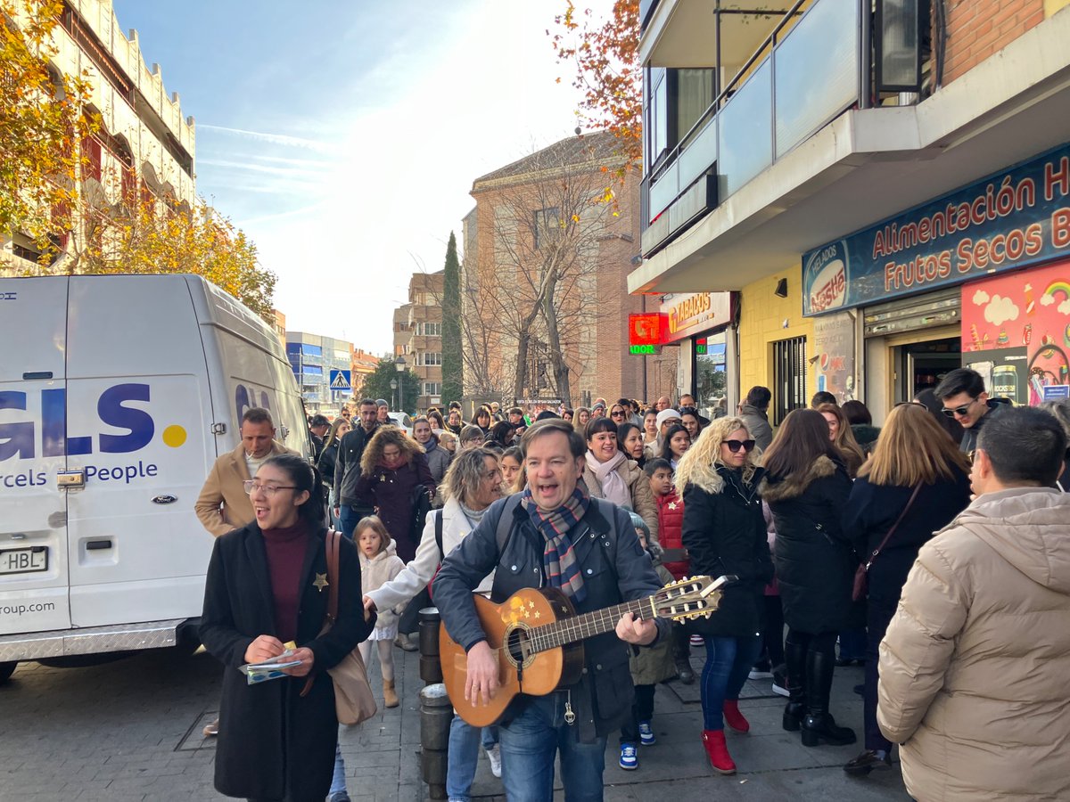 JMVLeganes's tweet photo. Ayer salimos a los calles de Leganés a decir que el centro de la Navidad es Jesús. Gracias a todos los que lo hicisteis posible #sembradoresdeestrellas @JMVLeganes @misionesgetafe @PSanSalvadorleg @Inmaculada_Lega https://t.co/GmQJEVqWhj