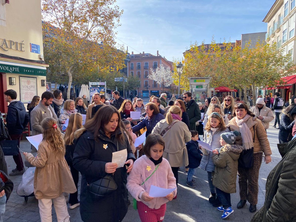 JMVLeganes's tweet photo. Ayer salimos a los calles de Leganés a decir que el centro de la Navidad es Jesús. Gracias a todos los que lo hicisteis posible #sembradoresdeestrellas @JMVLeganes @misionesgetafe @PSanSalvadorleg @Inmaculada_Lega https://t.co/GmQJEVqWhj