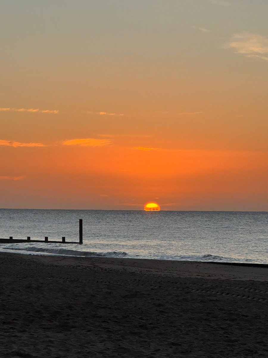 Forever chasing the sunrise 🫶🏻
2 more sleeps to go… Happy Xmas Eve Eve 🎄💝🎅🏻