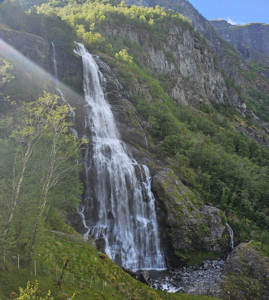 EuropeExplored's tweet photo. No. 11: Brekkefossen waterfall, Flåm.
When I was staying in Flåm, at the head of the Aurlandsfjord, I went for a walk up the valley to visit the Brekkefossen waterfall, which provided amazing views.
#EuropeExplored2024Top50 https://t.co/433v8jTghC