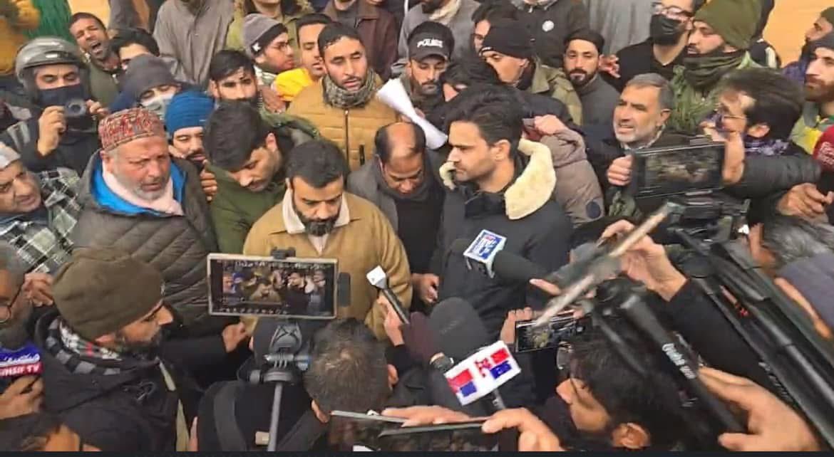 ___hayaa___'s tweet image. When the cause is just, political differences fade.
Standing together for a brighter, more equitable future for students.
@parawahid 
@IltijaMufti_ 
@RuhullahMehdi 

#unityforjustice
#Gupkarchalo