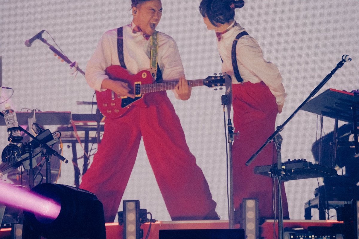 Laffine4's tweet photo. #PEOPLE1の世界 二日間あざした

今回も演奏サポートに加え
SE・新訳・曲間等のアレンジ全般を手がけさせて頂きました🎧
特に今回たくさん反響あって嬉🅿️

酢い甘い詰め込んだステージは
2万人の大衆により完成しました、感謝

5周年おめでとう、また遊ぼうぜ！

📸 by @renzomasuda &amp; @sofiand2014 https://t.co/G5hcJ84fF4