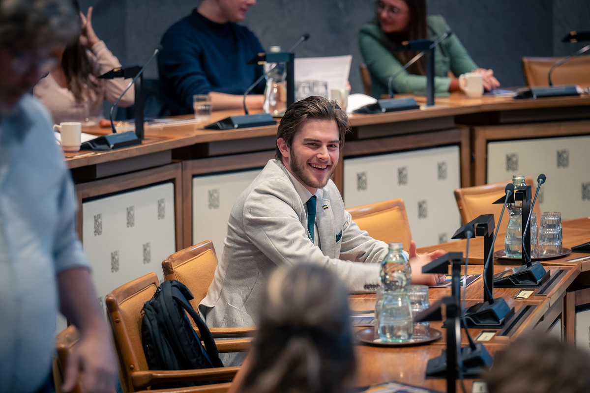 18 december kwamen Provinciale Staten bij elkaar voor een Statenvergadering. Op de agenda stonden o.a. de beleidskaders Energiesysteem en Sport. Ook voerden de Staten 2 spoeddebatten: over staatssteun en een interprovinciaal wolvenplan. Lees alles 👉  bit.ly/3PaWfHe