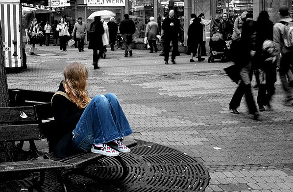 2024'ün kelimesi "kalabalık yalnızlık" seçildi.