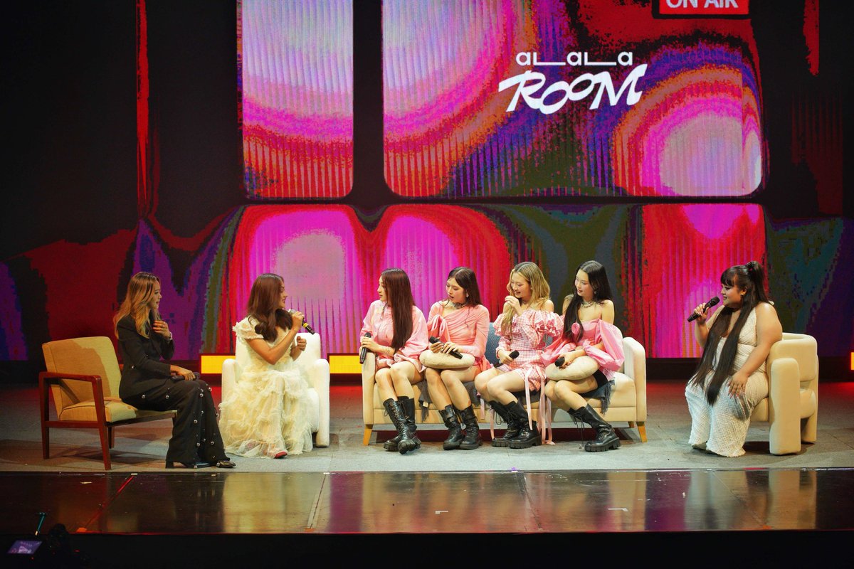 Hello_asian's tweet photo. ALALA ครบรอบ 2 ปี เสิร์ฟคอนเสิร์ต ALALA PARTY
รวมพลคนแซ่บ พร้อมโชว์เพอร์ฟอร์แมนซ์สุดปัง ในบรรยากาศอบอุ่น
#ALALAWhiteFox #AlalaEP2 #WhiteFoxGMM #ALALAPARTY #ALALA2YearsAnniversary #ALALA #GMMMUSIC
ALALA (อาลาล่า) ศิลปินเกิร์ลกรุ๊ปจากค่าย WhiteFox ในเครือ GMM MUSIC นำโดย คริส อิม เมจิ และ มินนี่ ได้ฤกษ์จัดคอนเสิร์ต ALALA PARTY ในวาระ ครบรอบ 2 ปี เรียกกว่าเป็นครั้งแรกกับความสนุกสุดจึ้งของสาวๆ ที่เตรียมโชว์แบบจัดเต็ม พร้อมฟาดความสนุกไปพร้อมกับแขกรับเชิญสุดพิเศษที่ต่างมาสร้างสีสันให้กับคอนเสิร์ตนี้เต็มไปด้วยความสนุกแบบฉ่ำๆ
คอนเสิร์ต ALALA PARTY!! เปิดโชว์แรกด้วยการโชว์สเต็ปสุดมันส์ เพอร์ฟอร์แมนซ์ระเบิดฮอลล์ด้วย เพลง ร้องไห้ดังๆ และ To The Top ตามด้วยเมดเล่ย์สนุกๆ ชวนโยกกับเพลง W R U? เถียงเก่ง และ เสียใจไม่เสียดาย ก่อนเปิดตัวแขกรับเชิญคนแรก กับหนุ่มน้อย MEEPOOH (หมีพูห์-วิน) รุ่นน้องร่วมค่าย ในเพลง นี่แหละความรัก ตามด้วยพี่ชายสุดฮอตอย่าง KIN (คิน-ธนชัย) ที่มาส่งความรักให้เคลิมไปกับเพลง แอบรัก(เพื่อนรัก) ที่ทั้งคู่ต่างขนความน่ารักมาตกแฟนๆ กันทั้งน้องเล็กและพี่ใหญ่ ก่อนที่สาวๆ จะตามมาสมทบ กับหนุ่มๆ พร้อมชวนแฟนๆ โยกไปด้วยกัน ในเพลง APT. และไปสนุกสุดฮาในช่วงพูดคุยกับแขกรับเชิญ PUMPKIN (หิ้วหวี) และ ฝน MONSTER FON ที่มาชวนสาวๆ ALALA นักเรียนอินเตอร์ เล่นเกมตอบคำถามสุภาษิตไทย เรียกเสียงหัวเราะกับความน่ารักไปเต็มๆ จากนั้นเปิดตัวแขกรับเชิญลับ NINEW (คริสติน่า)ที่มาสอนสาวๆ ร้องเพลงออกเสียงลูกคอแบบไทยๆ ก่อนเข้าโชว์พิเศษในเพลง RECKLESS โดยมีมินนี่ร่วมร้องเพลงนี้กับ NINEW ด้วย เรียกว่าแสงออกหูกันไป และไปหูเคลือบทองกันต่อกับทั้ง 4 สาวในเพลง ไม่ใช่เธอ ก่อนส่งเข้าเพลง Music Lover ที่ได้พี่สาวสุดสวยลุคนางแบบ อย่าง MATCHA (โมซิมันน์) มาเพิ่มความแซ่บ ก่อนส่งเวทีให้ MATCHA โชว์ความปังในเพลง Complicated และทิ้งท้ายฟาดสับๆ กับ 4 สาว ALALA ในเพลงใหม่ล่าสุด ทานโทษ (ไม่ใช่เพื่อนเล่น) ที่เรียกเสียงเชียร์ในท่อนเบรคแดนซ์แบบสนั่นฮอลล์ ก่อนปิดโชว์ด้วยความสนุกสุดอบอุ่นในเพลง ร้องไห้ดังๆ ที่เหล่า BABY A พากันลุกขึ้นเต้นไปพร้อมๆกับ ALALA
ตลอด 2 ปีที่ผ่านมา ALALA ได้เติบโตโดยรอบล้อมไปด้วย แฟนๆที่รัก และสนับสนุนมาโดยตลอด เรียกว่าคอนเสิร์ตครบรอบ 2 ปี ALALA PARTY ในครั้งนี้จึงเป็นความตั้งใจที่อยากจะตอบแทนความรักที่มอบให้ ALALA และหวังให้ทุกคนที่ได้ชมโชว์ในครั้งนี้ประทับใจ สามารถติดตามผลงาน และ อัปเดตข่าวสารของ ALALA เพิ่มเติมได้ที่ social media : alala.whitefox ทุกแพลตฟอร์ม