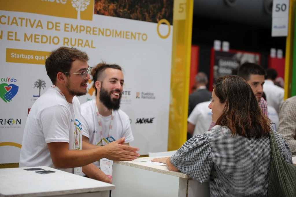 🟨Nueva Convocatoria Abierta de <a href="/ruralizable/">Ruralizable</a>.

🌳Una iniciativa de impulso al emprendimiento en la España rural.

2⃣programas:
〽️Mentorización
〽️Incubación

⏳Tienes hasta el 15 enero.

Infórmate🖱️bit.ly/3VJMgfA

<a href="/RedeiaCorp/">Redeia</a>